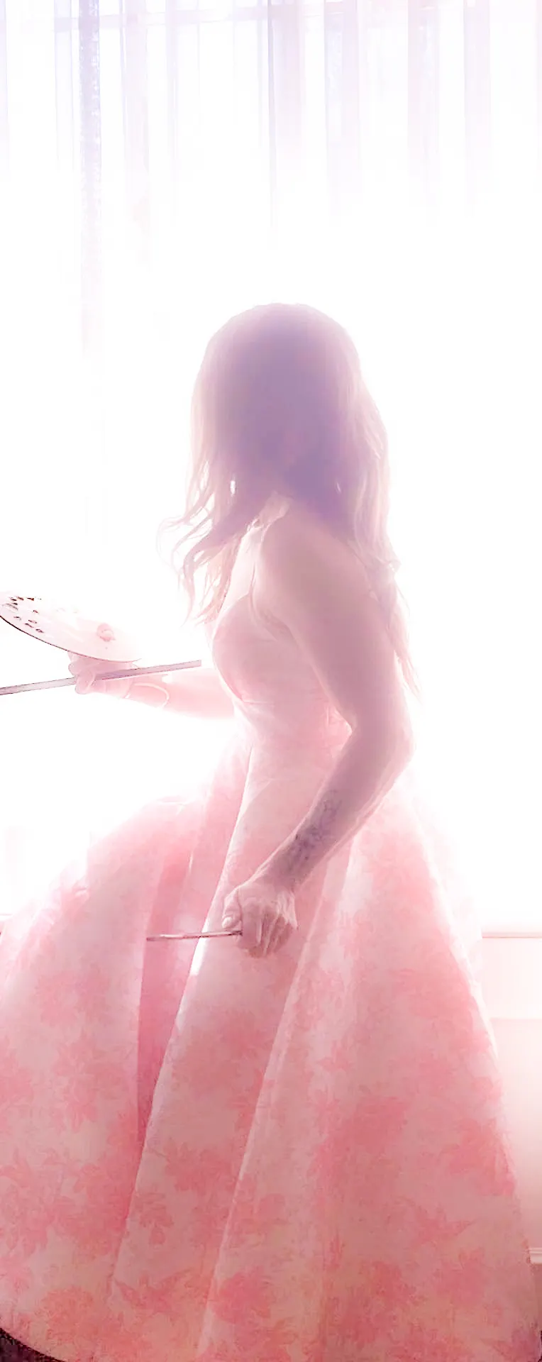 Live wedding painter with palette in window light